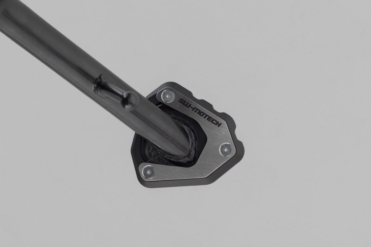 [STS.01.971.10001] Base maggiorata per cavalletto laterale Nero/Argento. Honda CB750 / XL750 (22-).