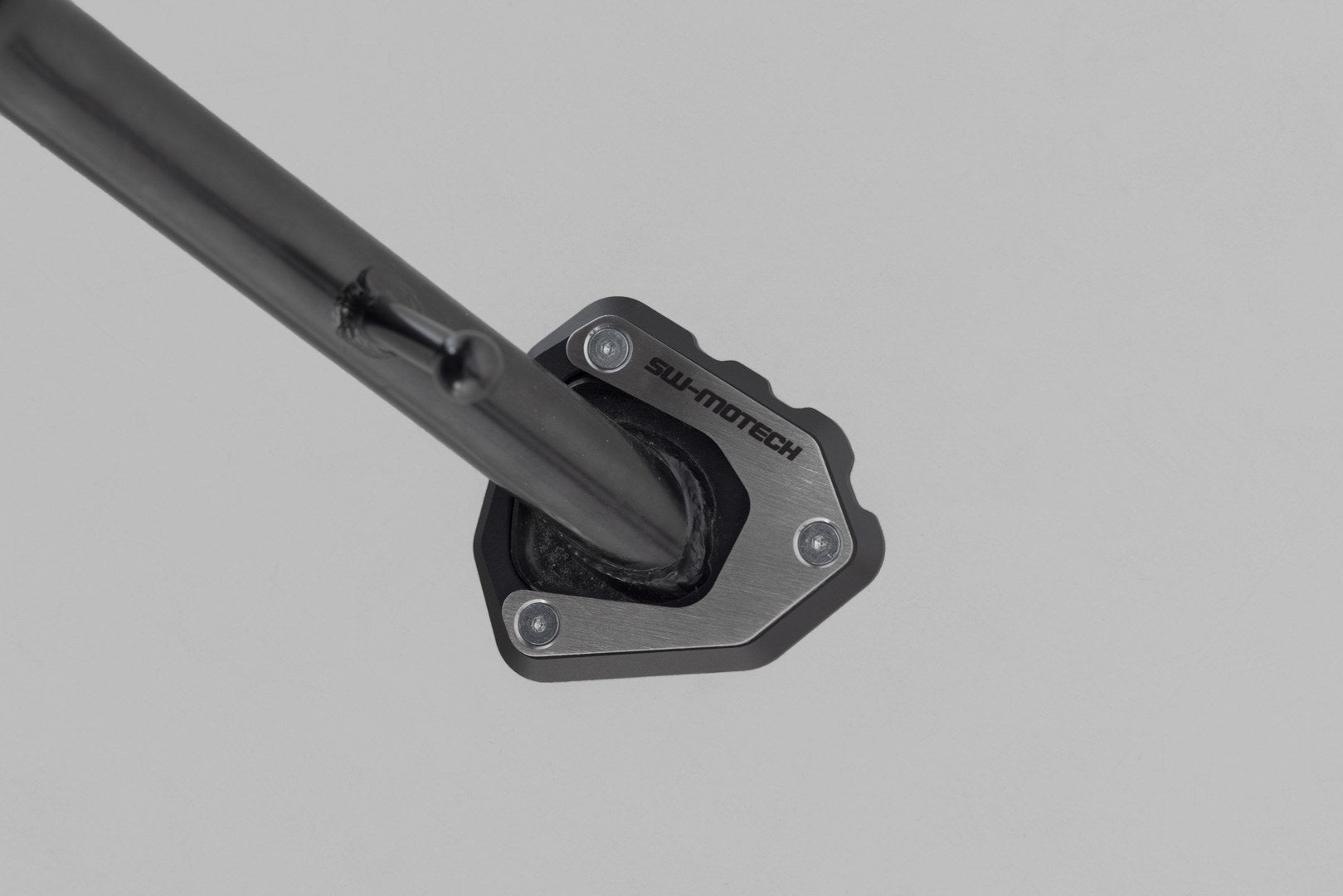 [STS.01.971.10001] Base maggiorata per cavalletto laterale Nero/Argento. Honda CB750 / XL750 (22-).