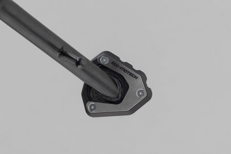 [STS.01.971.10001] Base maggiorata per cavalletto laterale Nero/Argento. Honda CB750 / XL750 (22-).