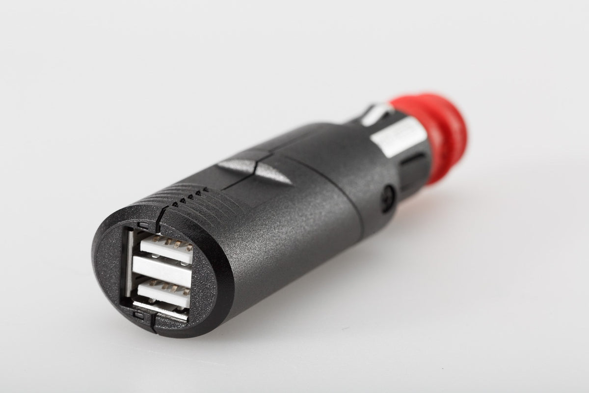 [EMA.00.107.12200] Doppia presa di ricarica USB con spina universale Per accendisig. / presa auto 2x2100 mA. 12V.