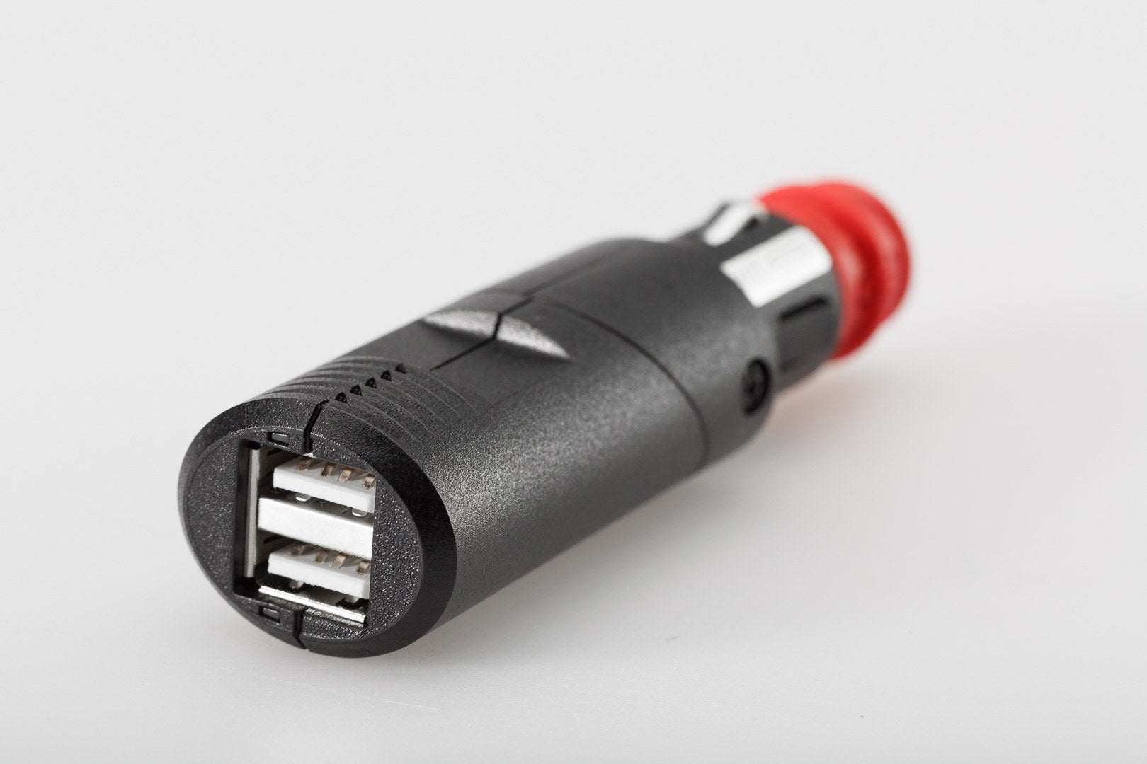 [EMA.00.107.12200] Doppia presa di ricarica USB con spina universale Per accendisig. / presa auto 2x2100 mA. 12V.