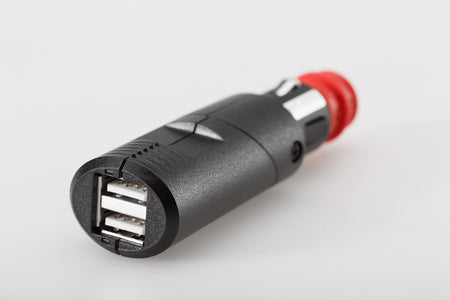 [EMA.00.107.12200] Doppia presa di ricarica USB con spina universale Per accendisig. / presa auto 2x2100 mA. 12V.