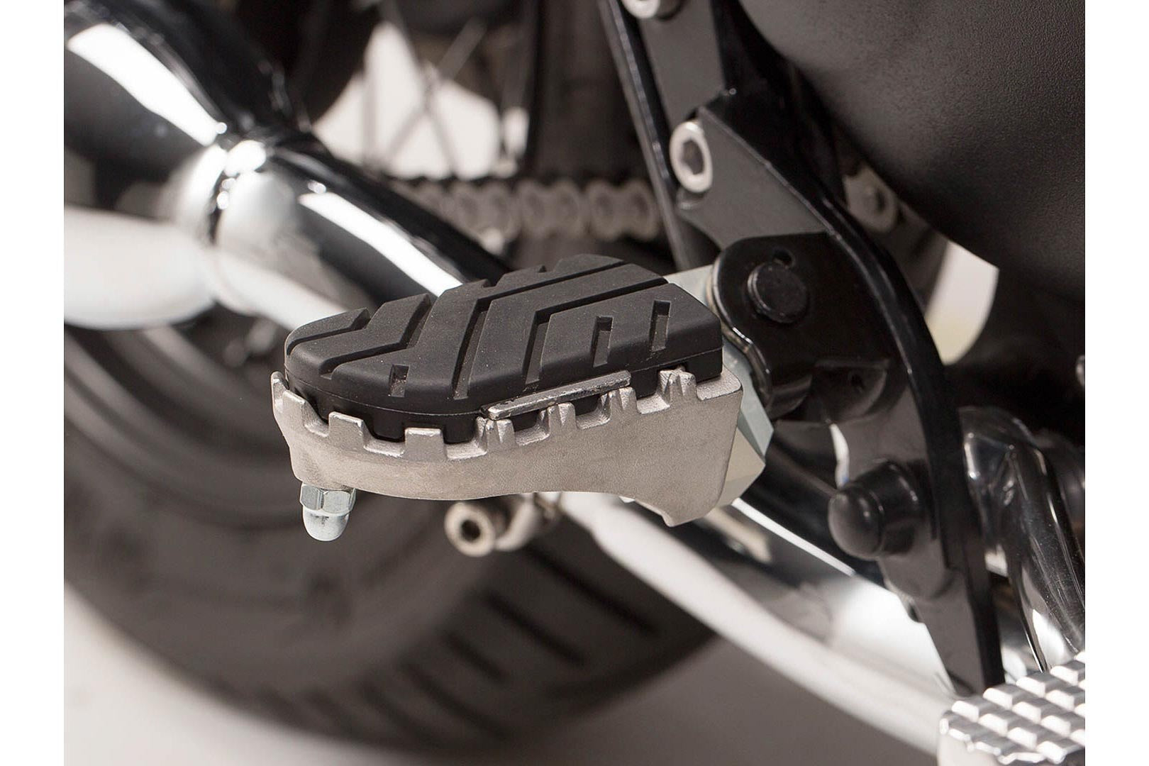 [FRS.11.011.10201/S] Kit pedane regolabili ION Triumph Bonneville/T 100 (04-16), Scrambler (05-).