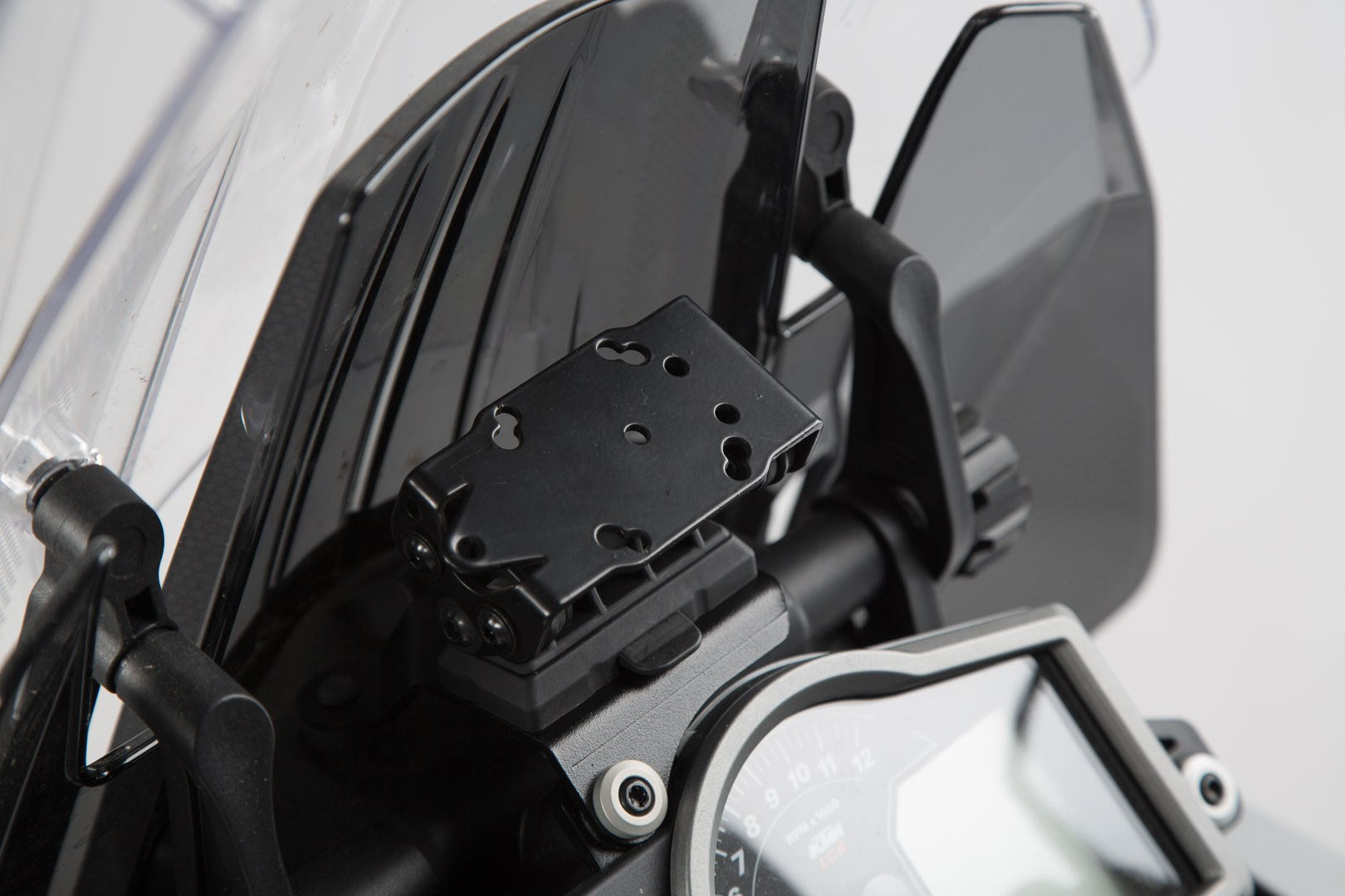 [GPS.04.588.10000/B] Supporto GPS da cruscotto Nero. KTM 1290 Super Adventure (14-).