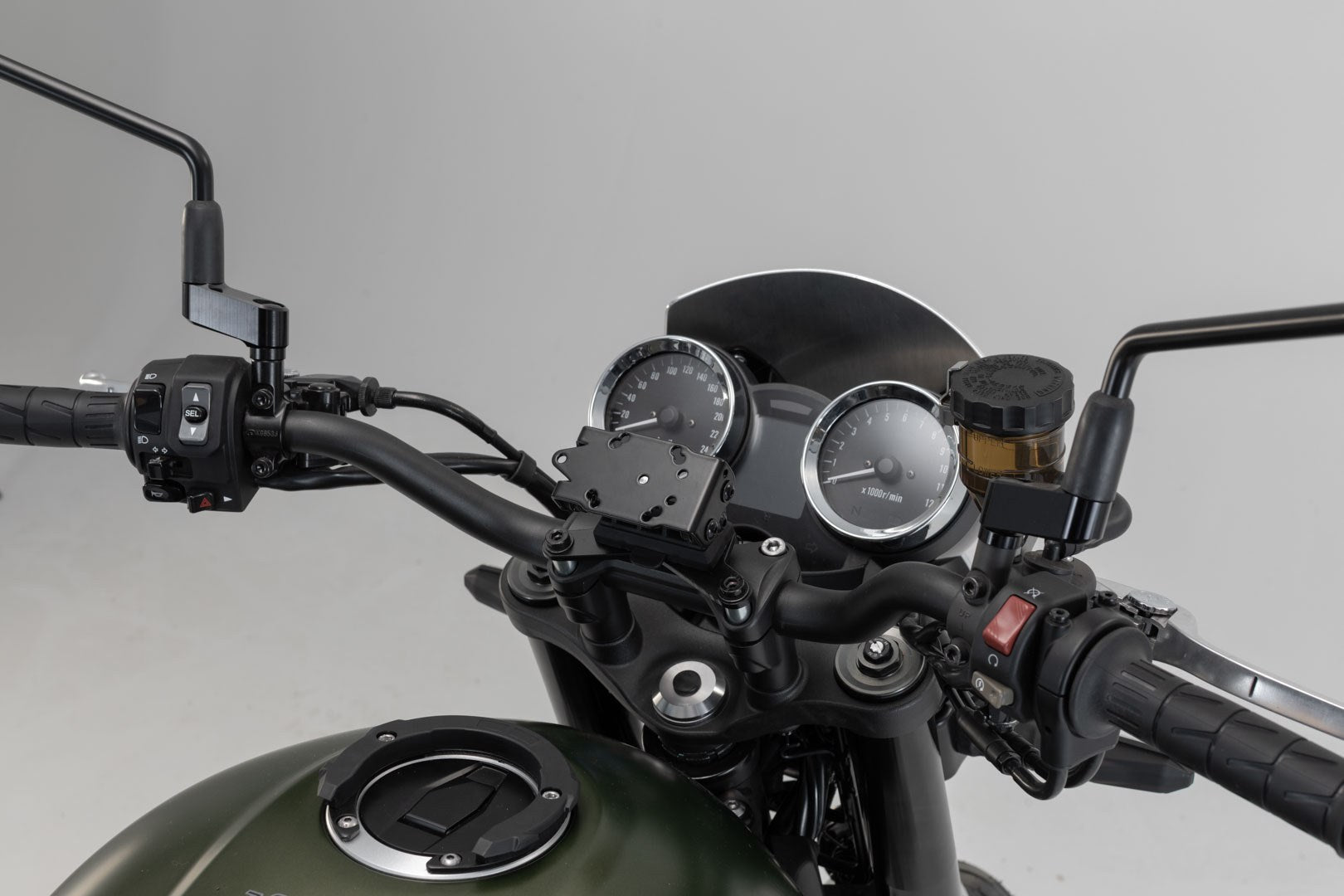 [GPS.08.646.10900/B] Supporto GPS da cruscotto Nero. Kawasaki Z900RS/ Cafe / SE (17-).