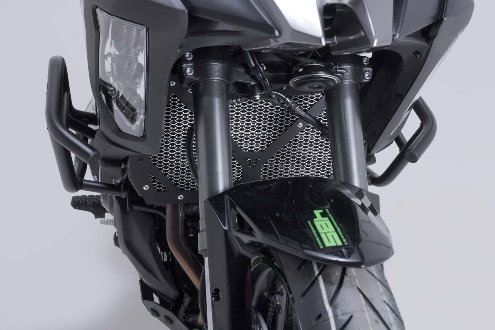 [KLS.08.922.10001] Protezione del radiatore Nero/Argento. Versys 1000 (18-) / 1100 (24-).