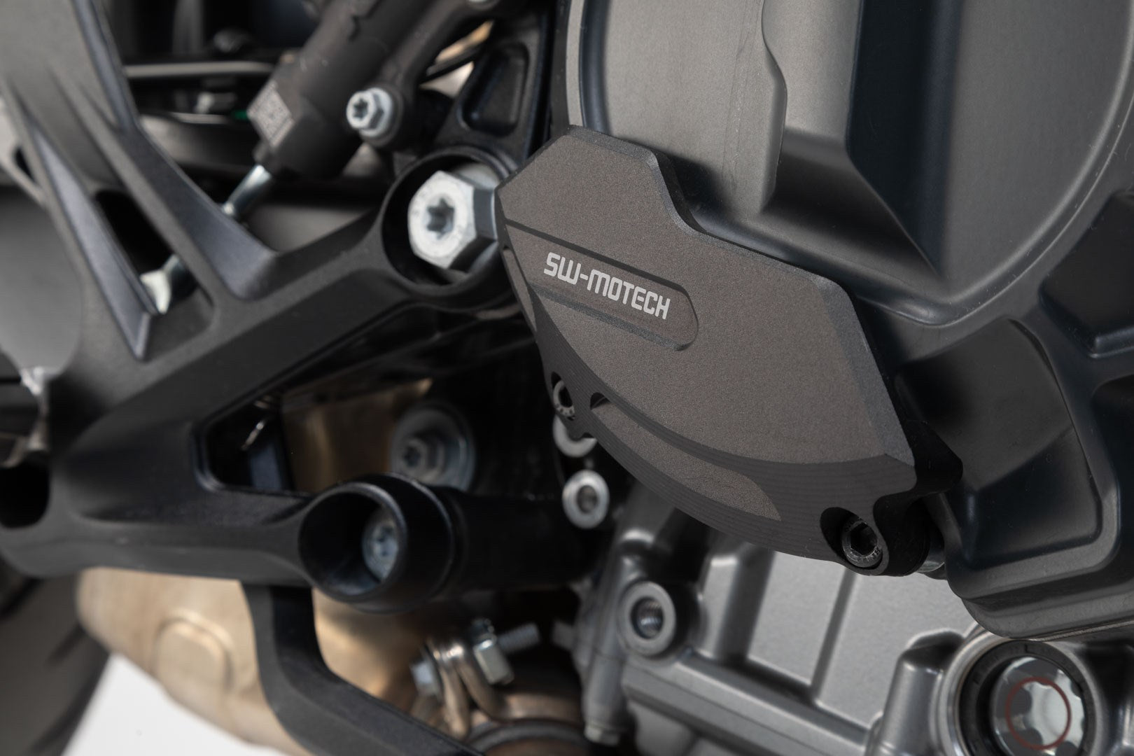 [MSS.04.641.10101] Protezione del coperchio del vano motore Modelli KTM/ Husqvarna.