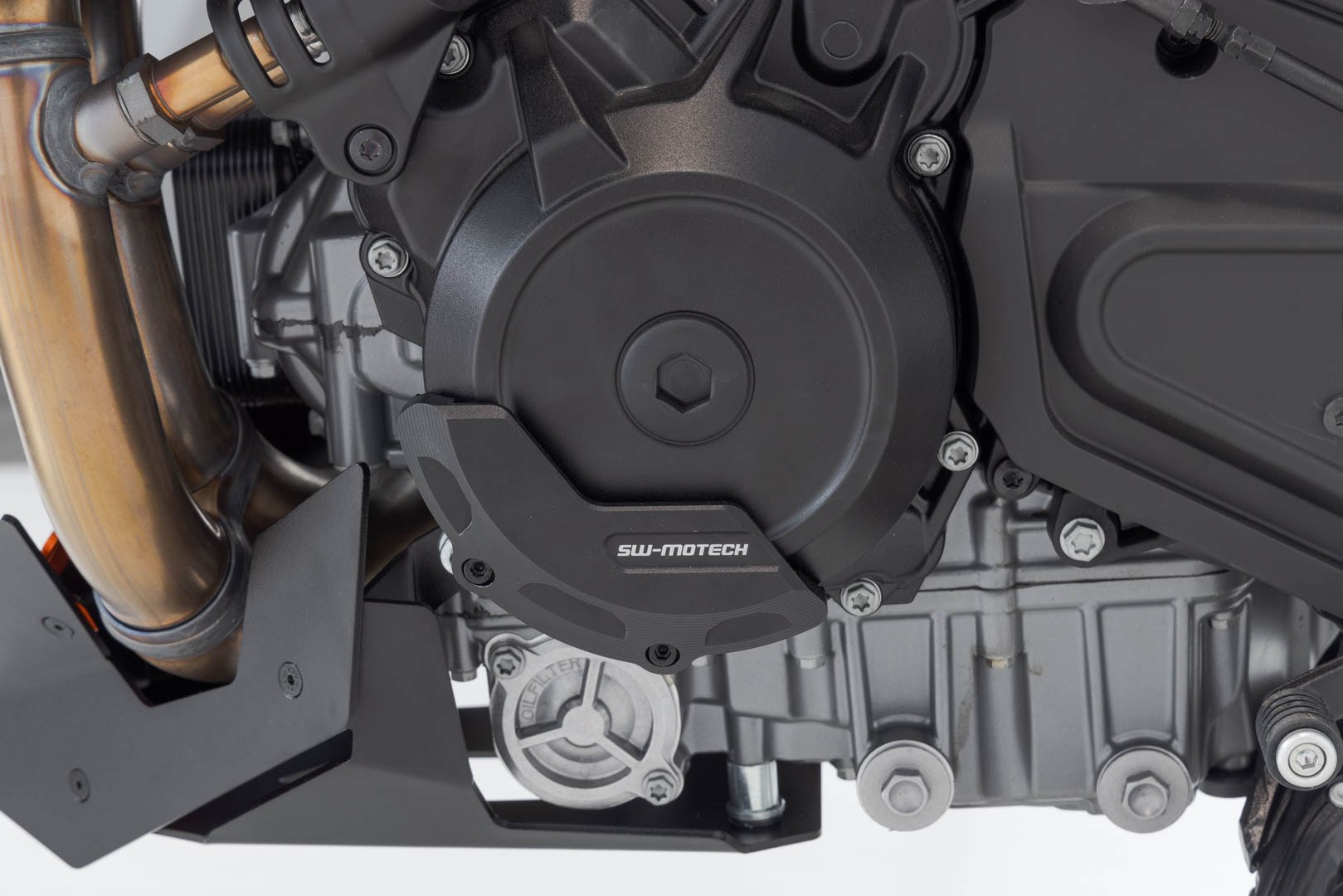 [MSS.04.994.10100/B] Protezione coperchio motore Nero. KTM 990 Duke (23-).