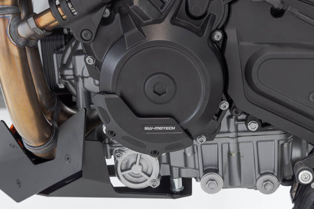 [MSS.04.994.10100/B] Protezione coperchio motore Nero. KTM 990 Duke (23-).