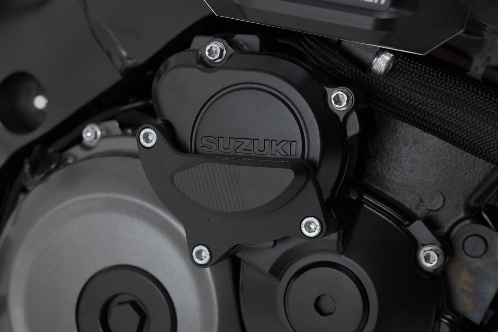 [MSS.05.587.10101/B] Protezione del coperchio del vano motore Nero. Suzuki GSX-S 1000 / GSX-S 950 (21-).