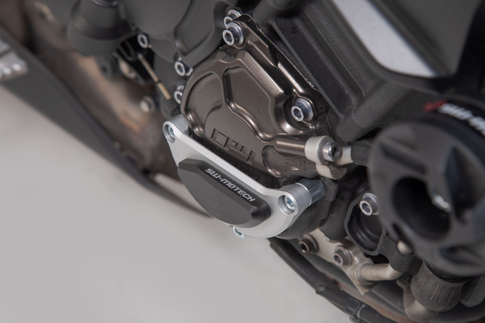 [MSS.06.564.10000] Protezione del coperchio del vano motore Nero/Argento. Yamaha MT-10 / SP (16-).
