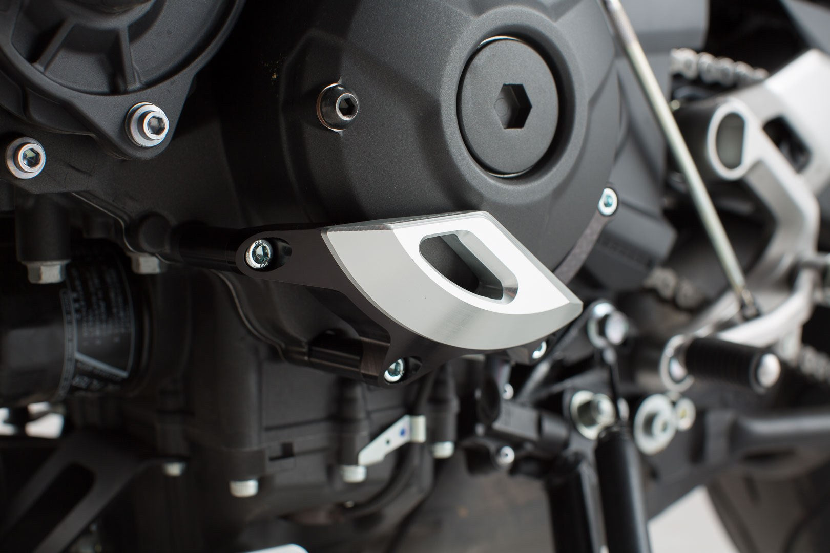 [MSS.06.599.10100] Protezione del coperchio del vano motore Nero/Argento. MT09/Tracer, Tracer900/GT, XSR900.