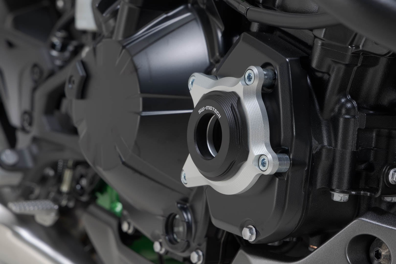 [MSS.08.868.10001] Protezione del coperchio del vano motore Nero/Argento. Modelli Kawasaki Z900 (16-).