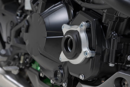 [MSS.08.868.10001] Protezione del coperchio del vano motore Nero/Argento. Modelli Kawasaki Z900 (16-).