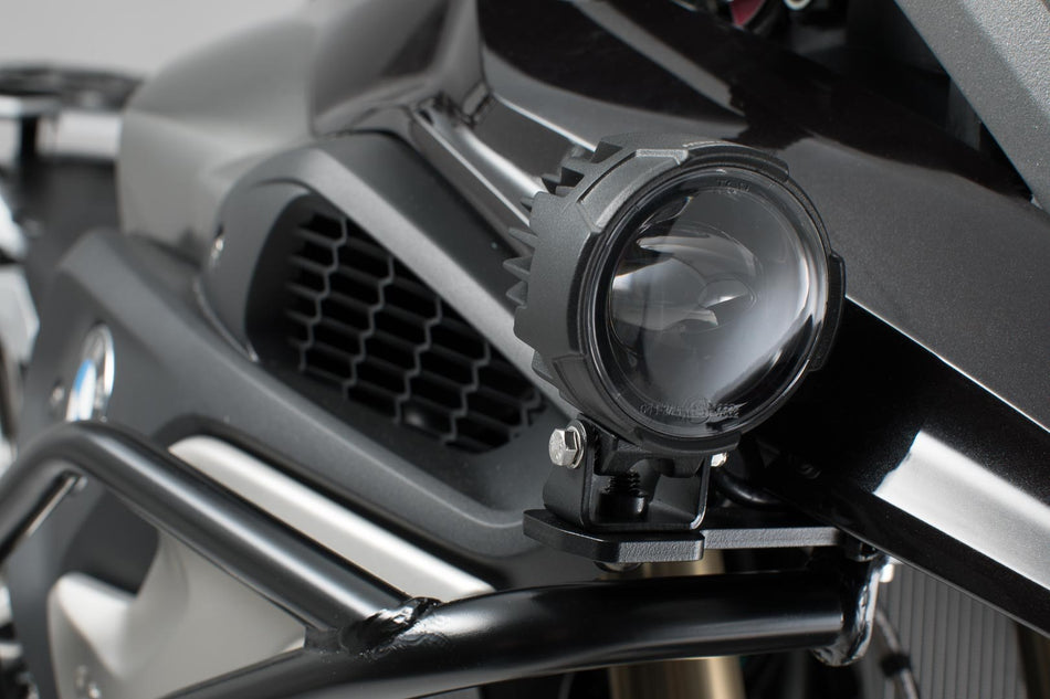[NSW.07.004.20000/B] Supporto faretti per far. fog light orig. BMW Nero. BMW R 1200 GS (12-18), R 1250 GS (21-).