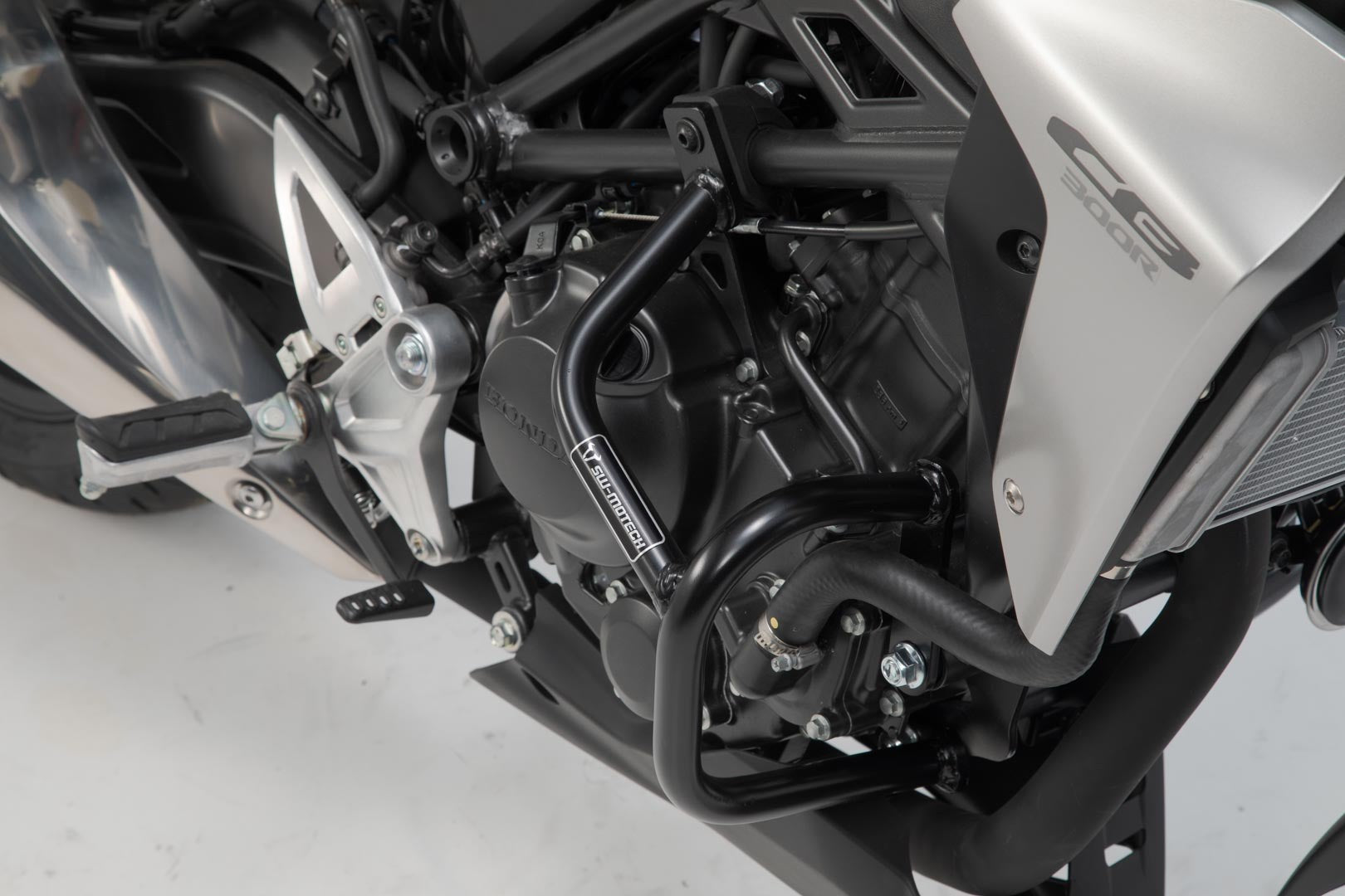 [SBL.01.906.10000/B] Barra di protezione motore Nero. Honda CB300R (18-).