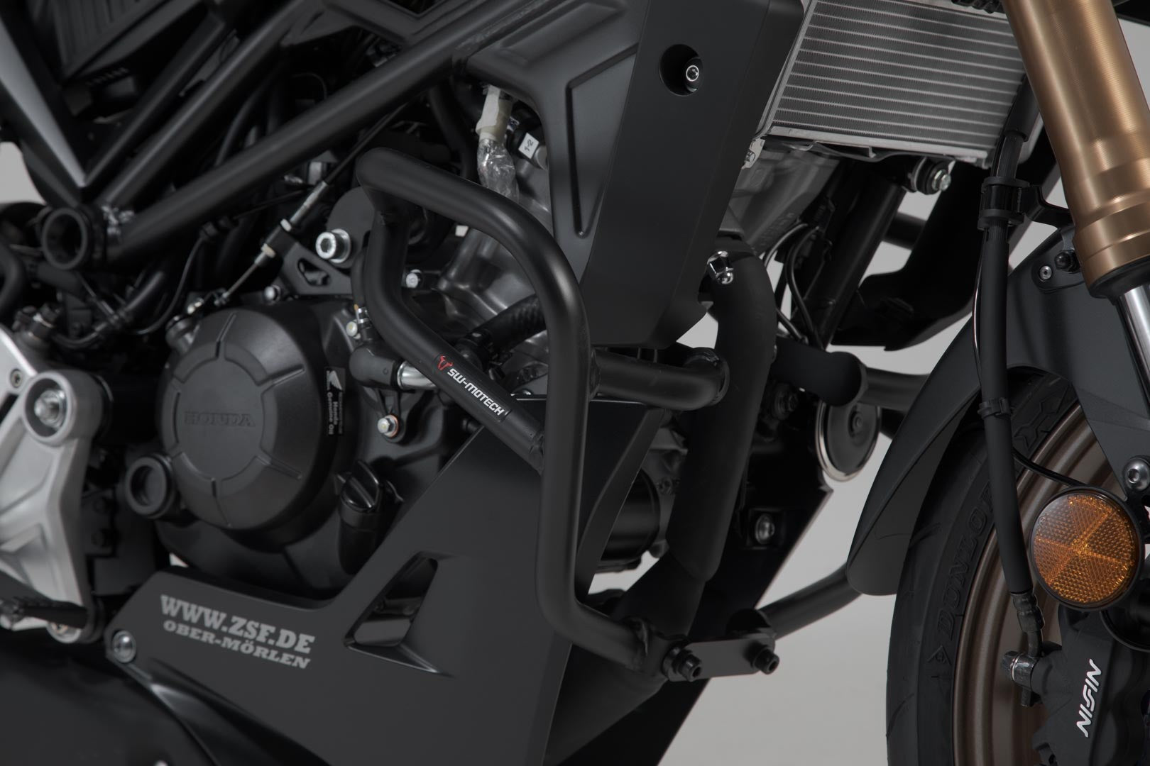 [SBL.01.973.10000/B] Barra di protezione motore Nero. Honda CB125R (20-).
