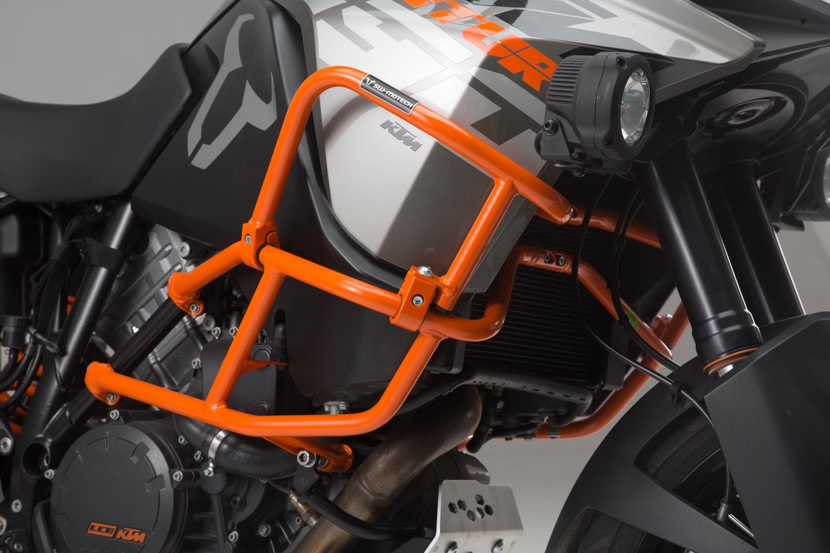 [SBL.04.338.10101/O] Barra di protezione sup. per KTM originale Arancione. KTM 1050 (14-)/1190 Adventure/R (13-).