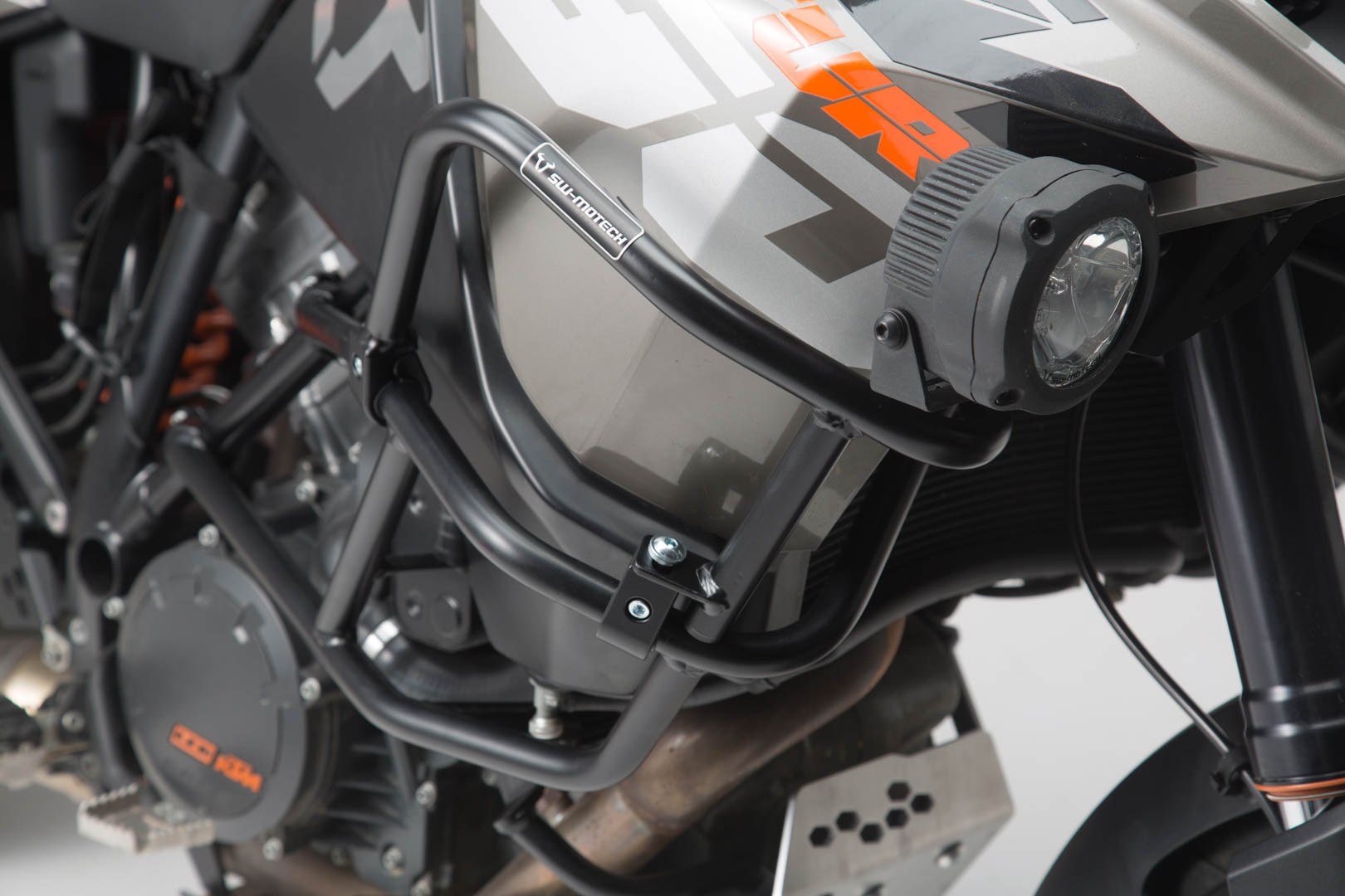 [SBL.04.879.10001/B] Barra di protezione sup. per KTM originale Nero. KTM 1290 SAdv R/ S (16-), 1090 Adv (16-).