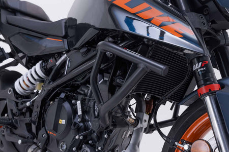 [SBL.04.988.10000/B] Barra di protezione motore Nero. 125/390 Duke (23-), Svartpil/Vitpil 401.
