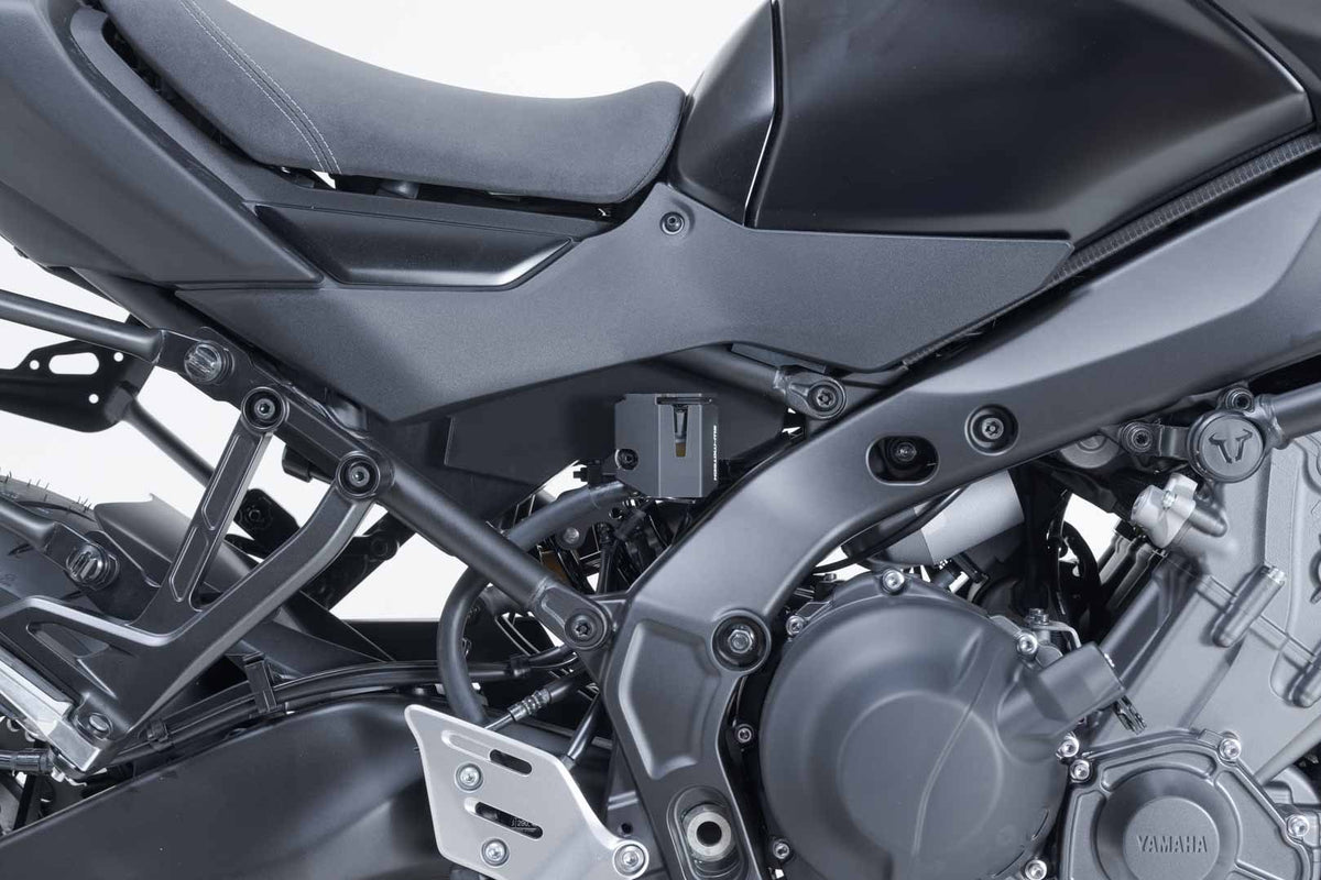 [SCT.06.597.10000/B] Protezione serbatoio liquido dei freni Nero. Yamaha Tracer 9 / GT / GT+ (24-).