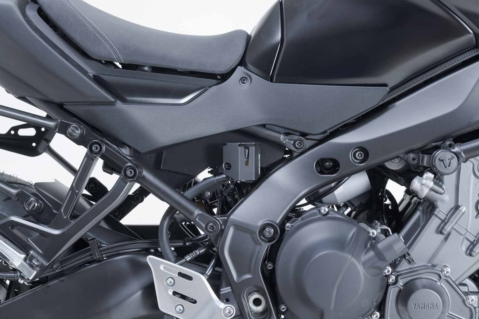 [SCT.06.597.10000/B] Protezione serbatoio liquido dei freni Nero. Yamaha Tracer 9 / GT / GT+ (24-).