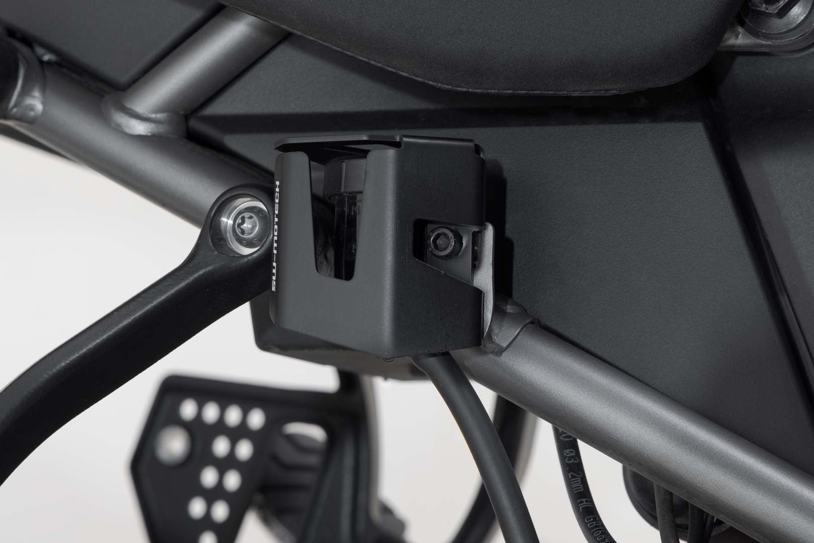 [SCT.18.911.10000/B] Protezione serbatoio liquido dei freni Nero. Harley-Davidson Pan America (21-).