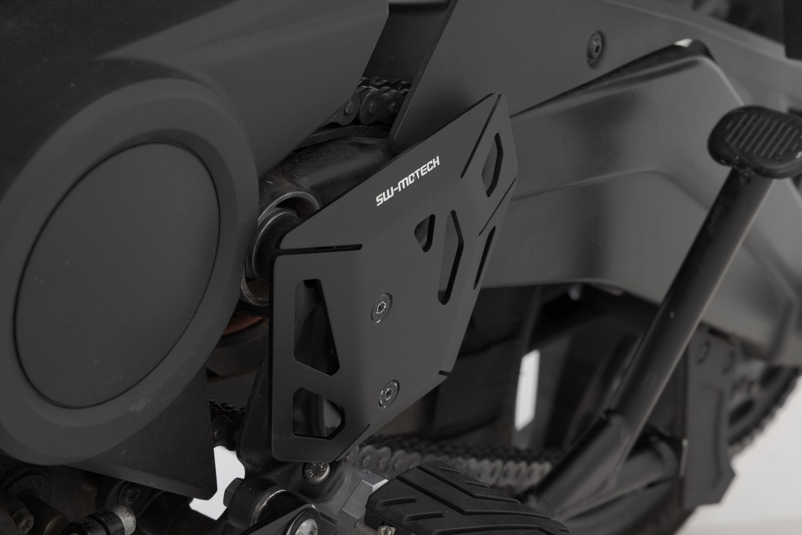[SCT.18.911.10100/B] Protezione tallone sinistra Nero. Harley-Davidson Pan America (21-).