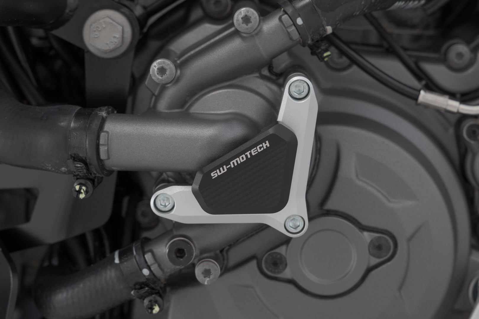 [SCT.22.114.10002] Protezione pompa acqua Nero/Argento. Modelli Ducati.