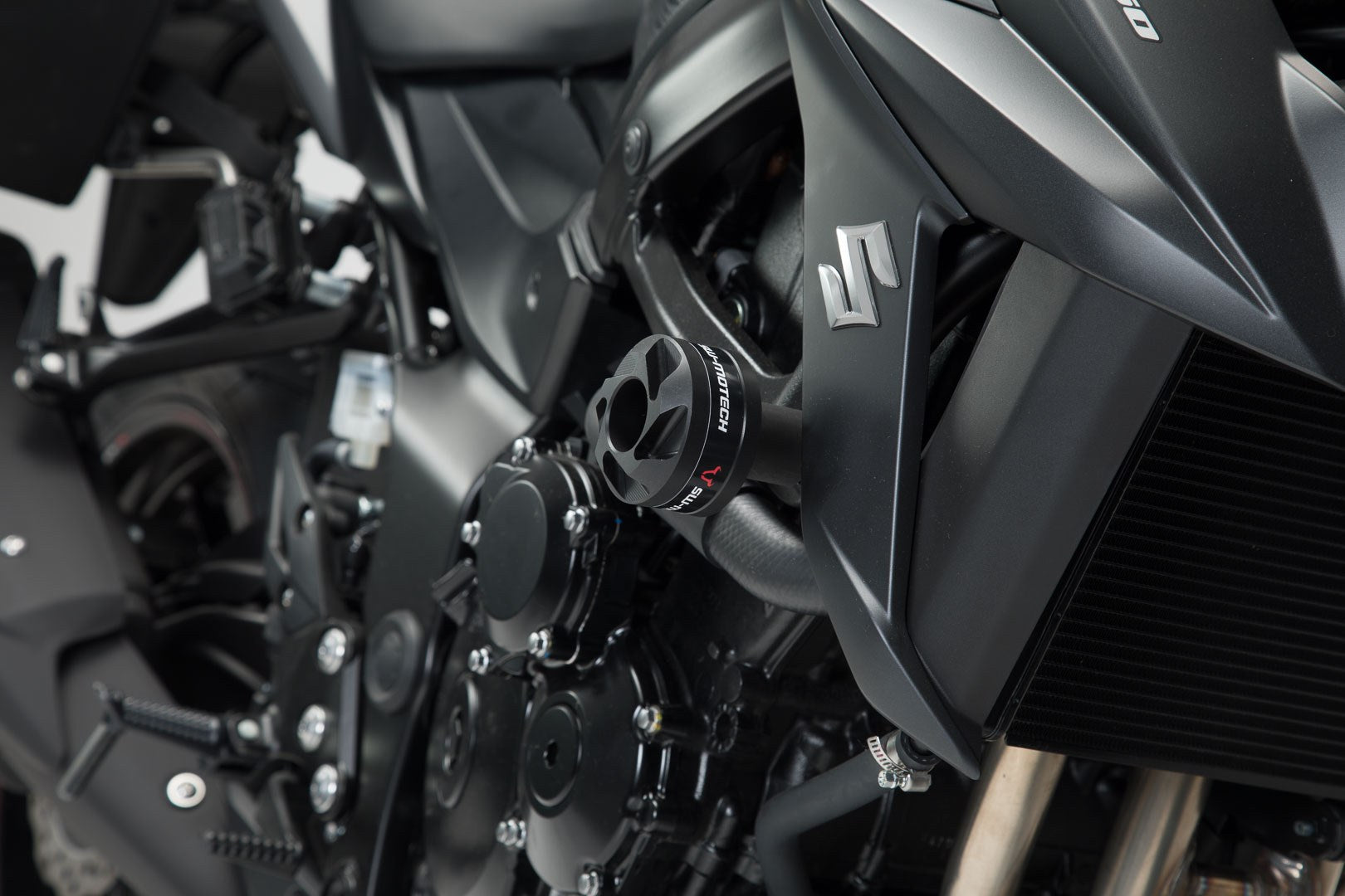[STP.06.627.10001/B] Kit tamponi di protezione per telaio Nero. Yamaha MT-03 (16-)/Suzuki GSX-S750 (17-).