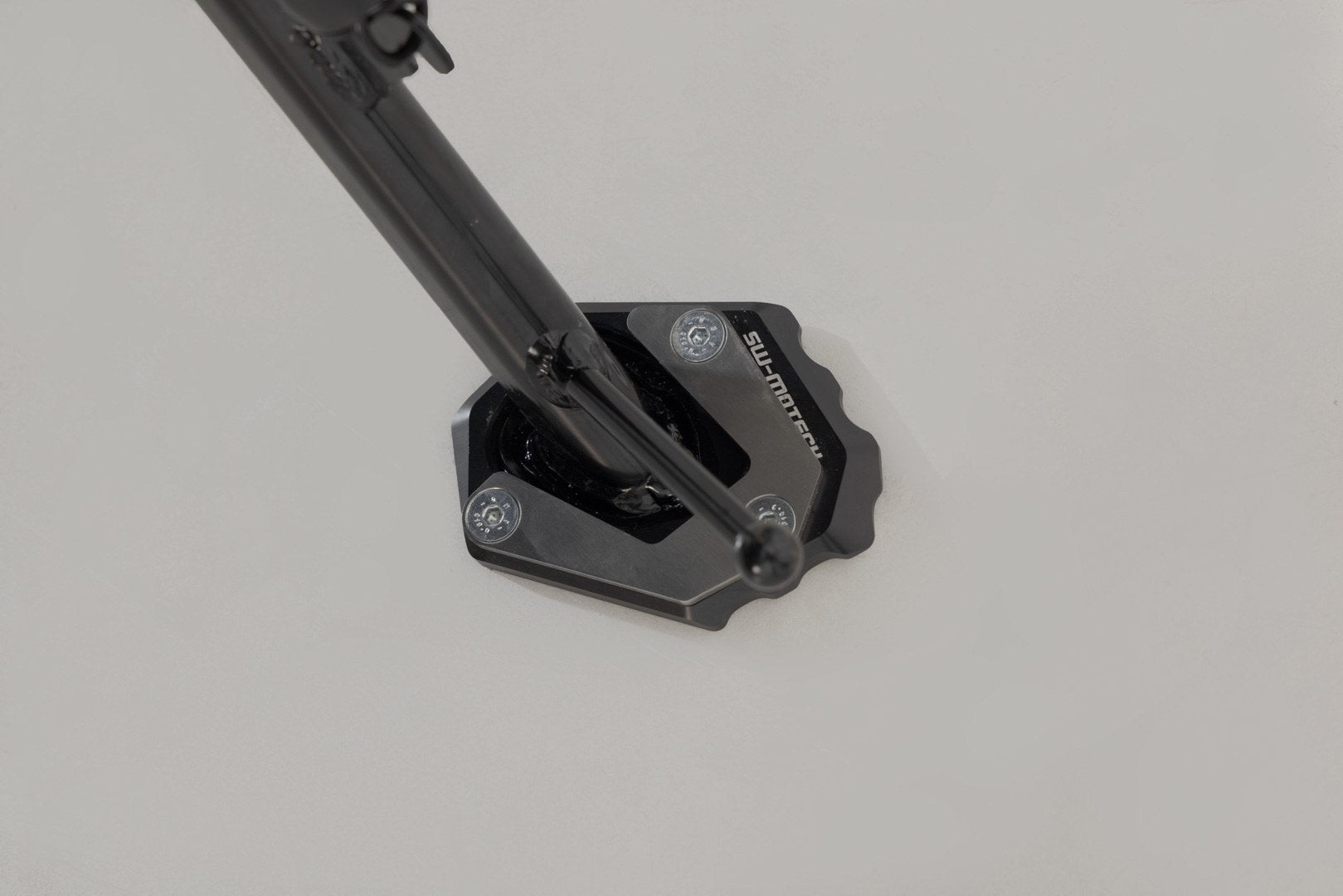 [STS.01.548.10000] Base maggiorata per cavalletto laterale Nero/Argento. Modelli Honda.