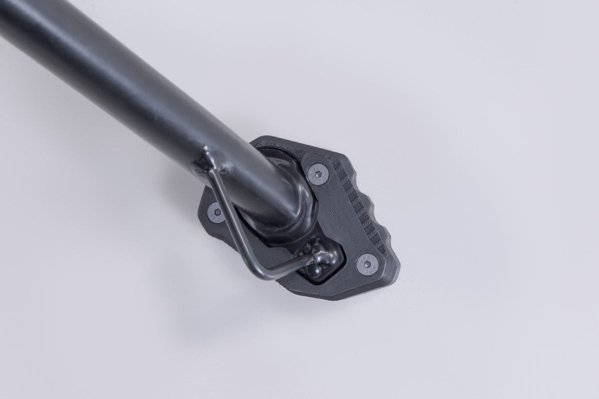 [STS.04.417.10000] Base maggiorata per cavalletto laterale Nero/Argento. KTM 250 Adv, 390 Adv (25-).