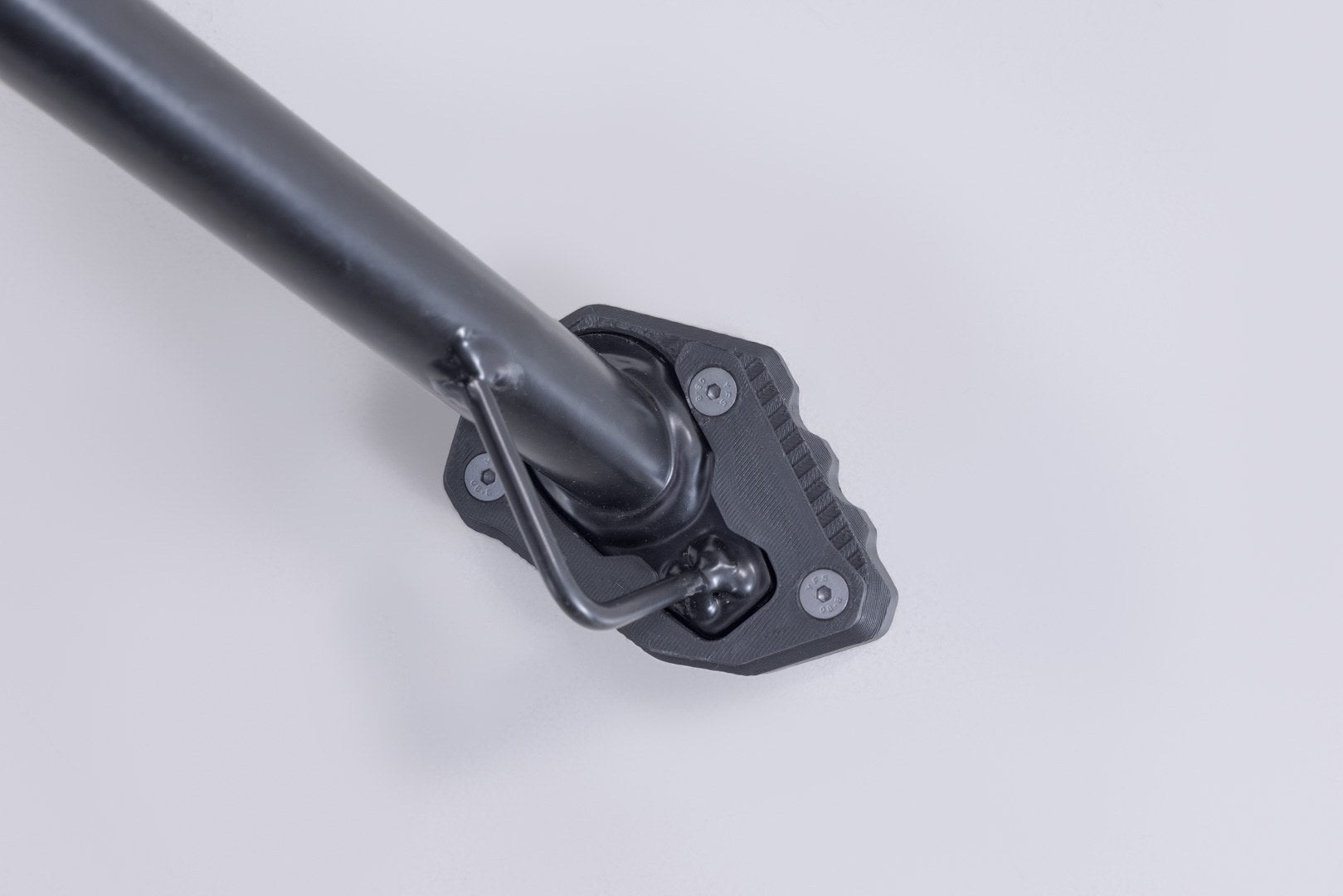 [STS.04.417.10000] Base maggiorata per cavalletto laterale Nero/Argento. KTM 250 Adv, 390 Adv (25-).