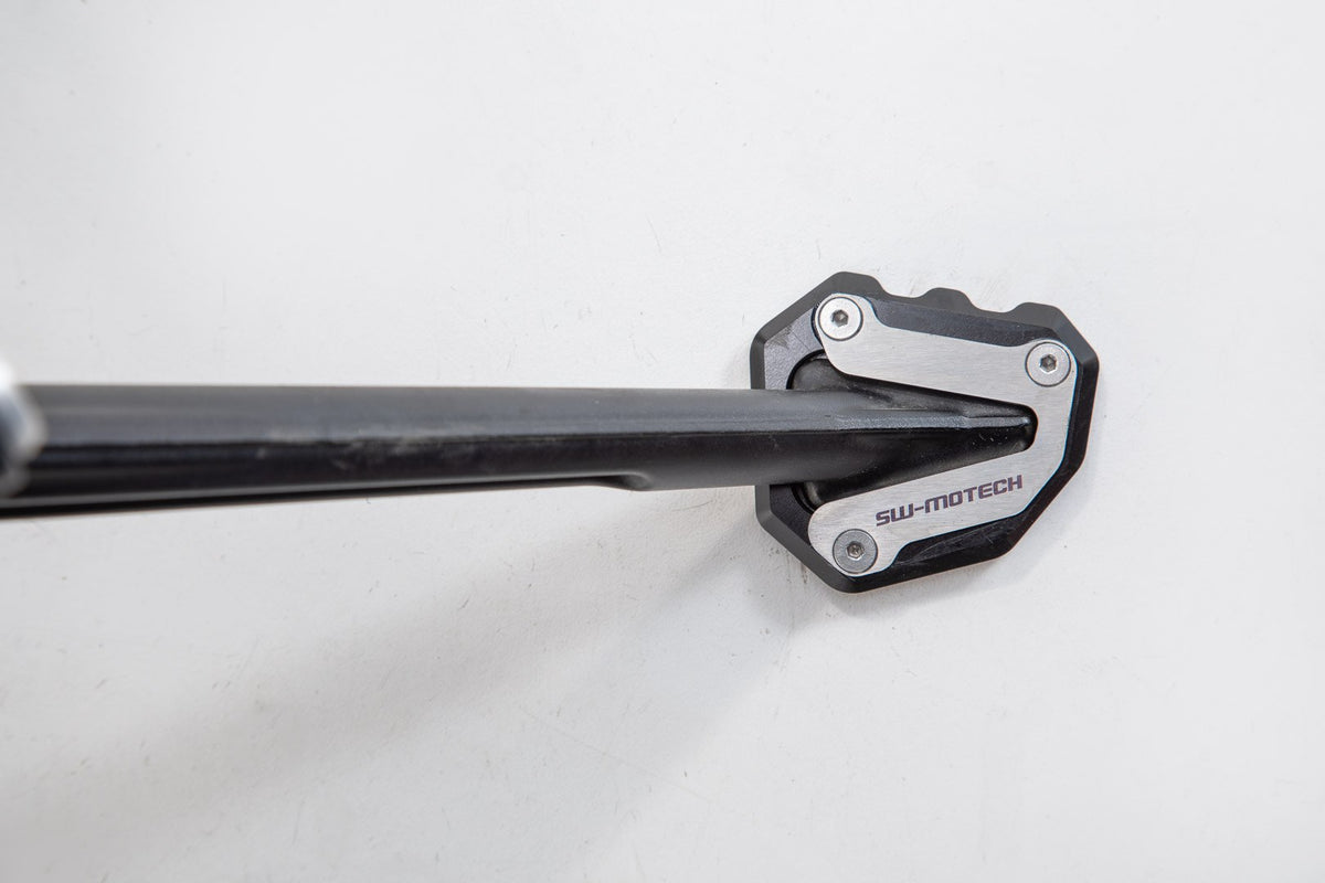 [STS.04.641.10000] Base maggiorata per cavalletto laterale Nero/Argento. Modelli KTM/ Husqvarna.