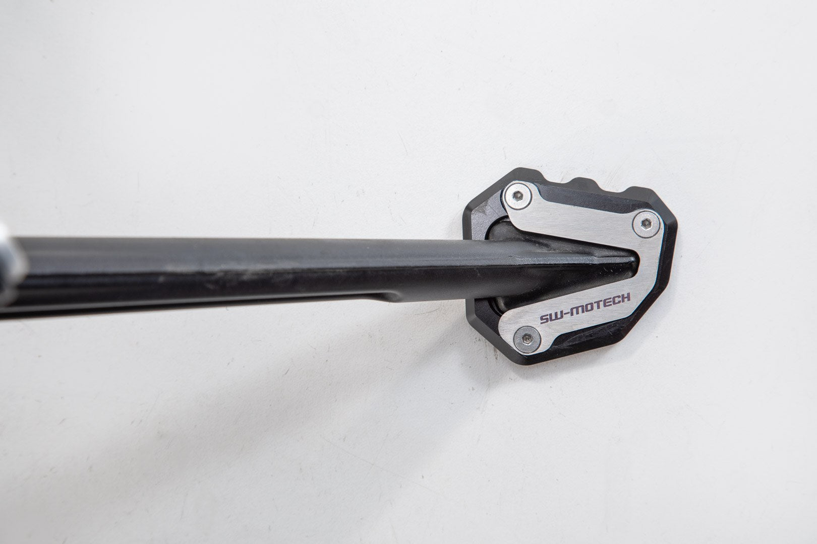 [STS.04.641.10000] Base maggiorata per cavalletto laterale Nero/Argento. Modelli KTM/ Husqvarna.