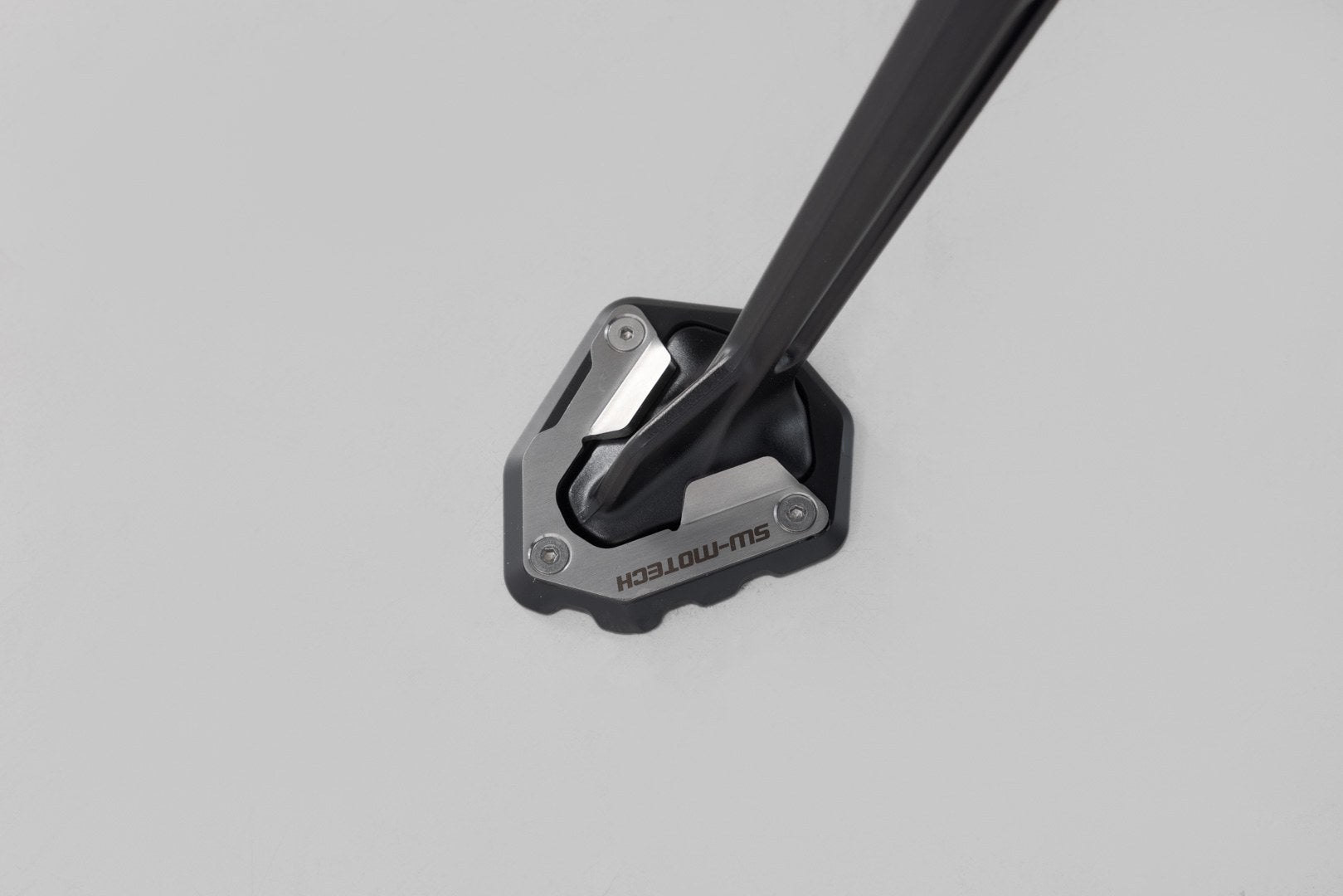 [STS.04.835.10000] Base maggiorata per cavalletto laterale Nero/Argento. KTM 1290 Super Adventure/S (21-).