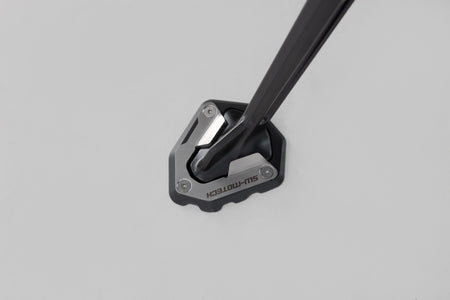 [STS.04.835.10000] Base maggiorata per cavalletto laterale Nero/Argento. KTM 1290 Super Adventure/S (21-).