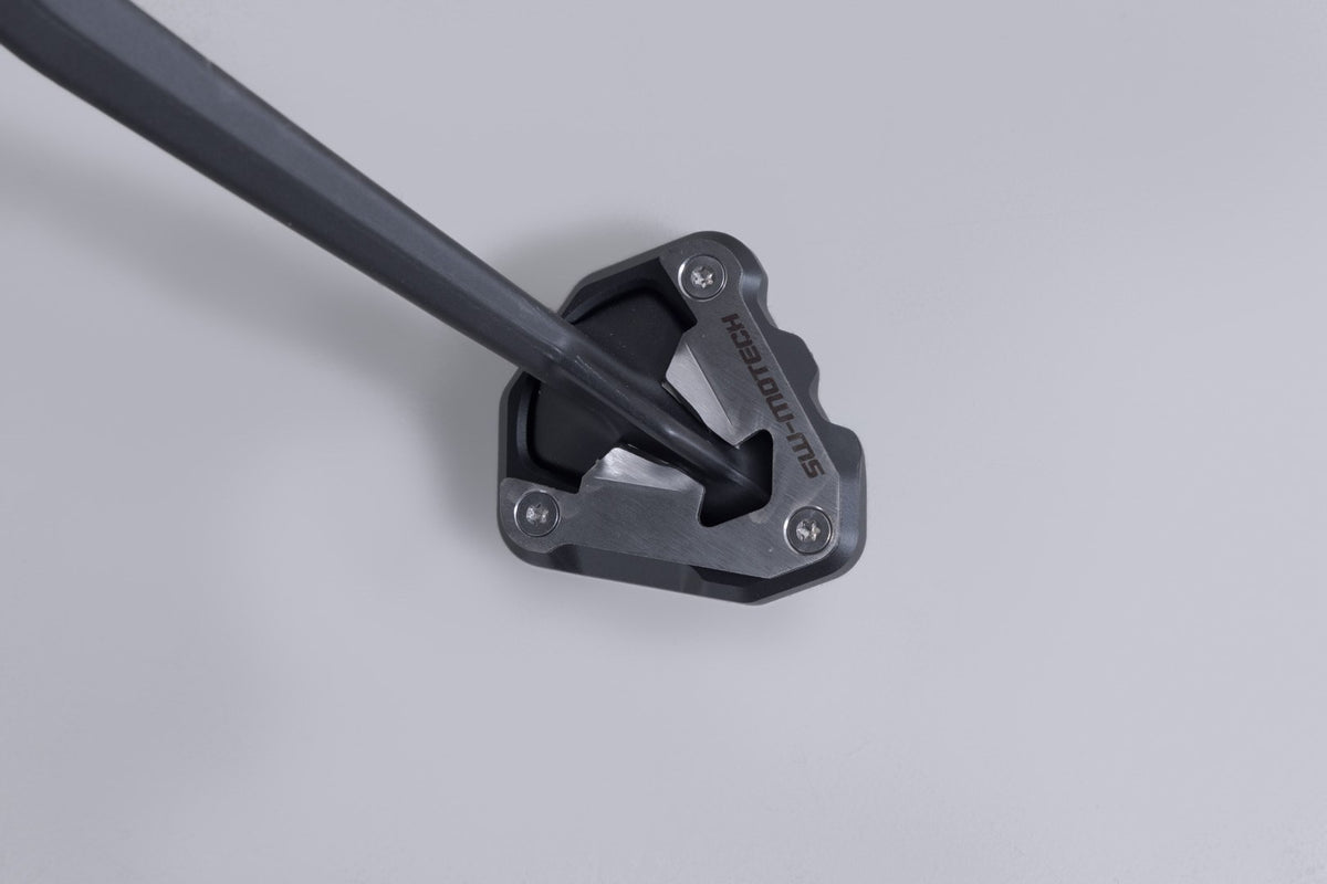 [STS.04.835.10100] Base maggiorata per cavalletto laterale Nero/Argento. KTM 1390 Super Adv S / EVO (24-).