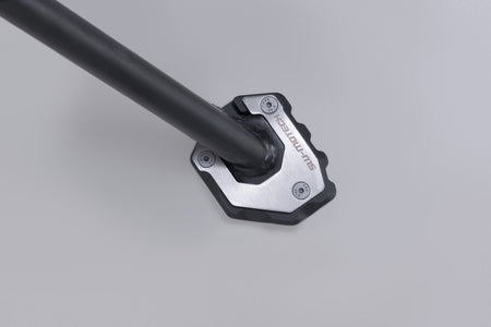 [STS.05.071.10000] Base maggiorata per cavalletto laterale Nero/Argento. Suzuki DR-Z4S (25-).