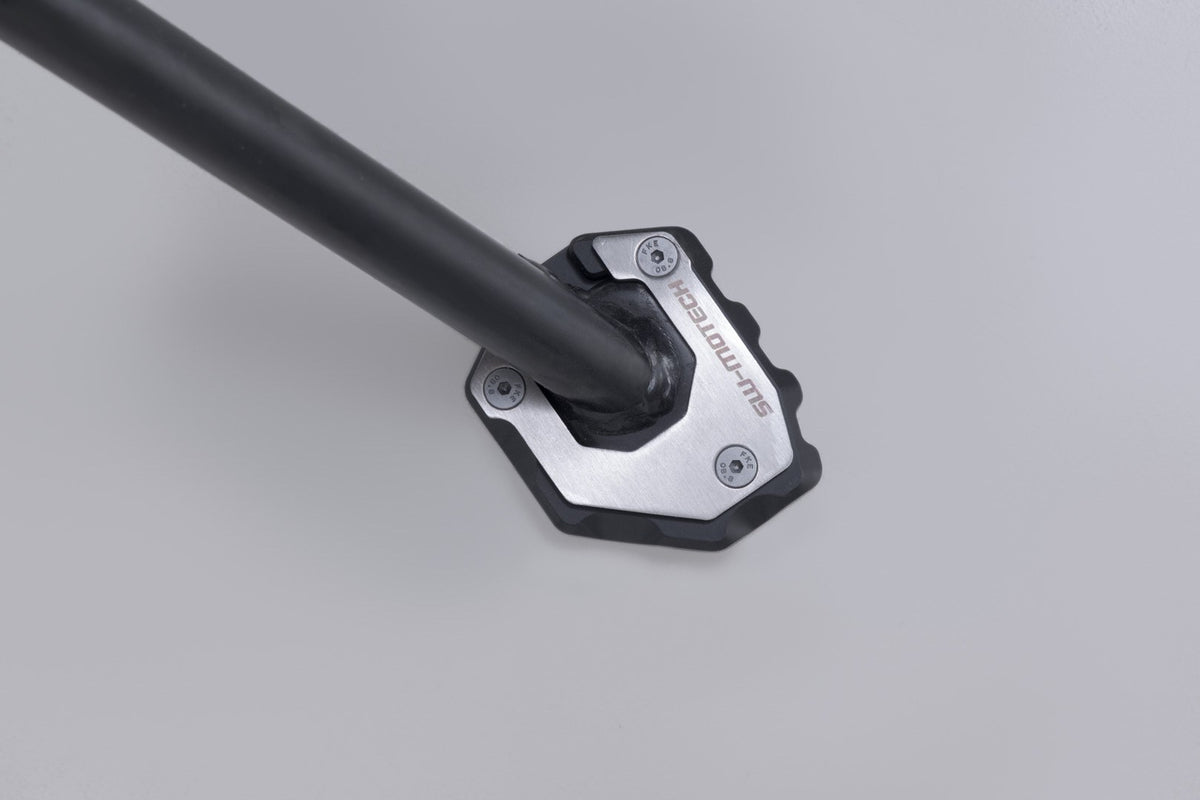 [STS.05.071.10001] Base maggiorata per cavalletto laterale Nero/Argento. Suzuki DR-Z4S / DR-Z4SM (25-).