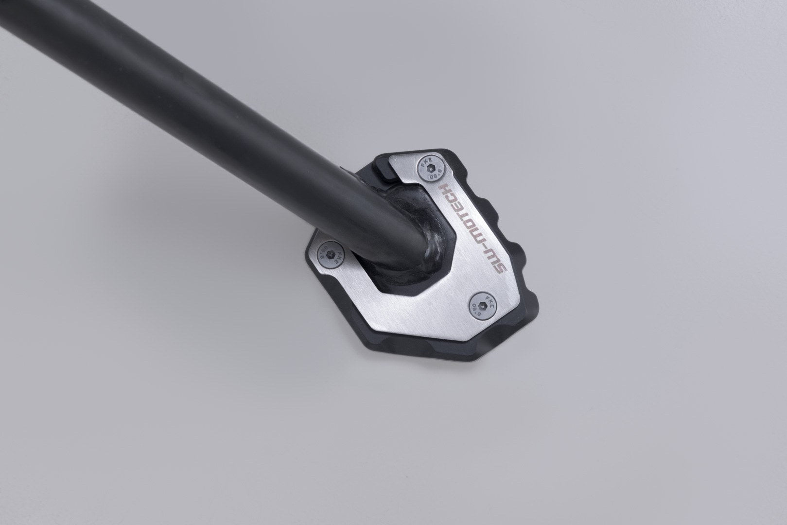 [STS.05.071.10001] Base maggiorata per cavalletto laterale Nero/Argento. Suzuki DR-Z4S / DR-Z4SM (25-).