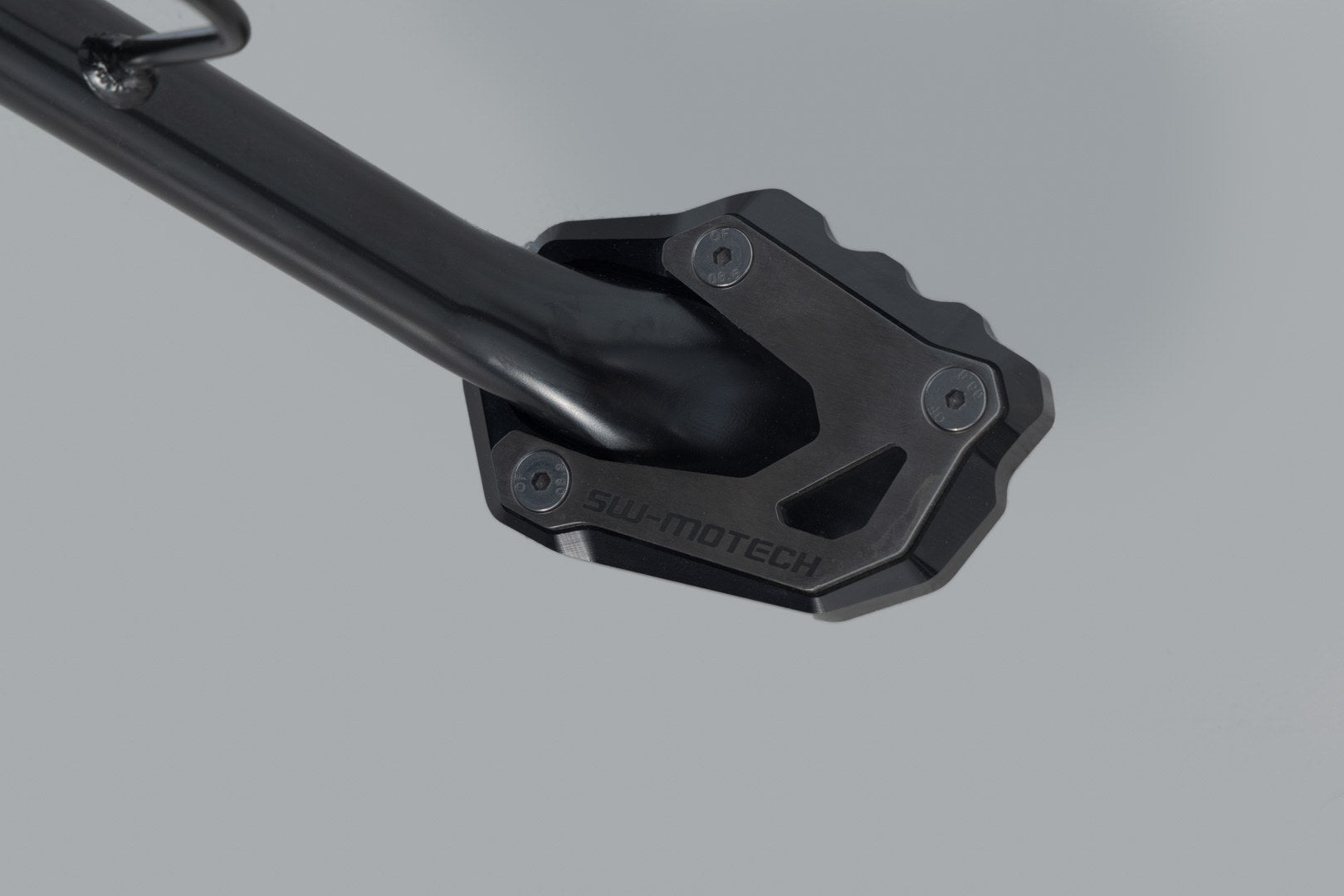 [STS.05.440.10001] Base maggiorata per cavalletto laterale Nero/Argento. Modelli Suzuki.