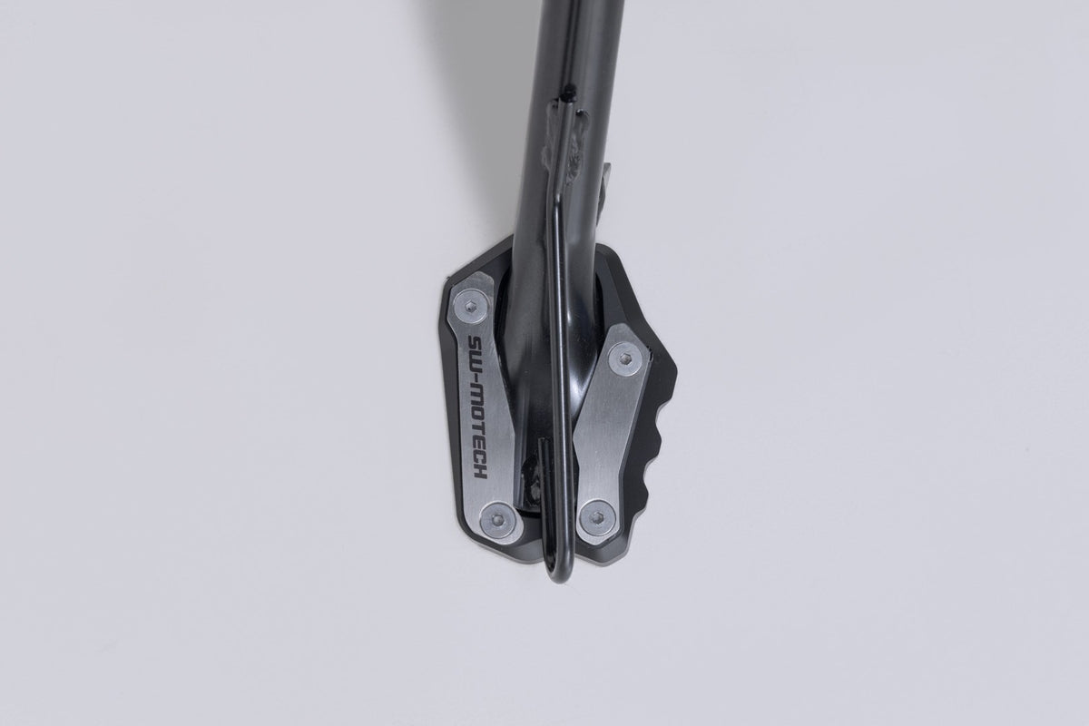 [STS.05.601.10000] Base maggiorata per cavalletto laterale Argento/Nero. Suzuki GSX-S10000GX (23-).