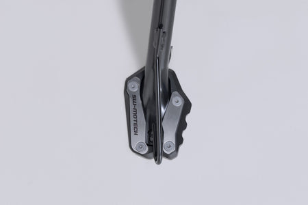 [STS.05.601.10000] Base maggiorata per cavalletto laterale Argento/Nero. Suzuki GSX-S10000GX (23-).