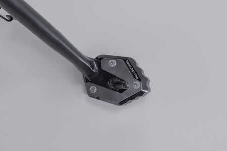 [STS.06.020.10000] Base maggiorata per cavaletto laterale Nero/Argento. Yamaha Tracer 7 / GT (25-).
