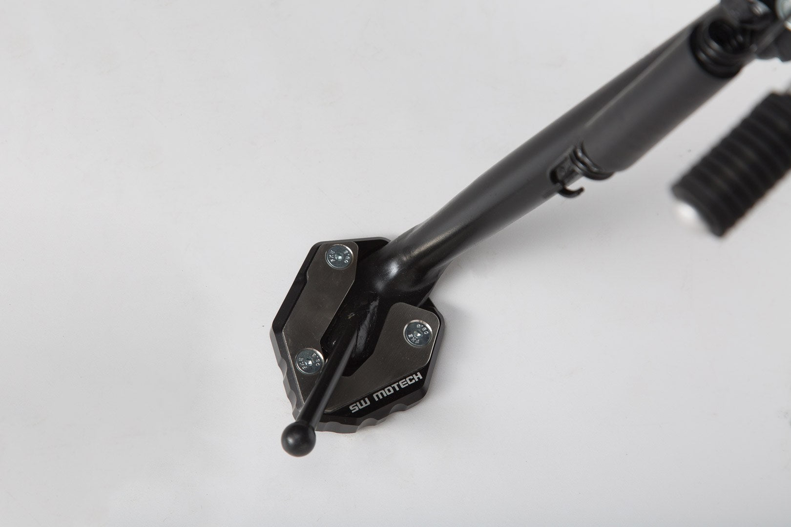 [STS.06.525.10000] Base maggiorata per cavalletto laterale Nero/Argento. Yamaha MT-09 Tracer, XSR900/Abar.