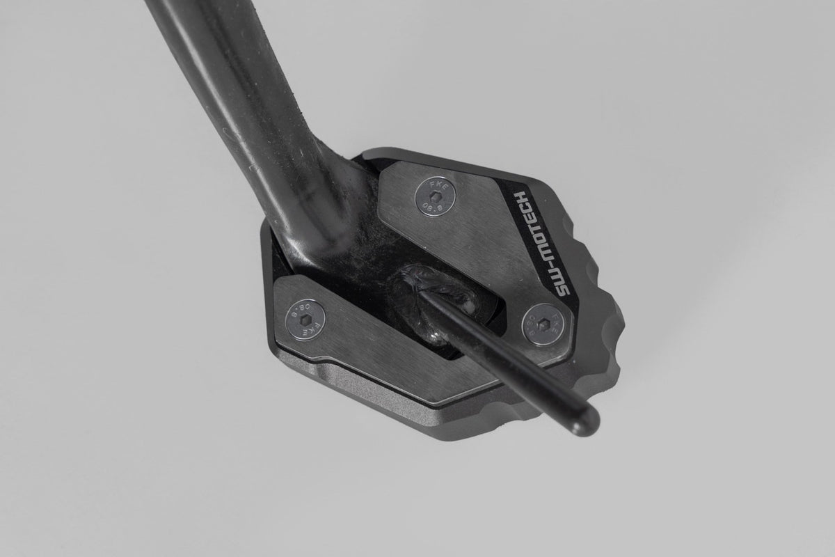 [STS.06.851.10000] Base maggiorata per cavalletto laterale Nero/Argento. Yamaha MT-09 (20-)/ XSR900 (21-).
