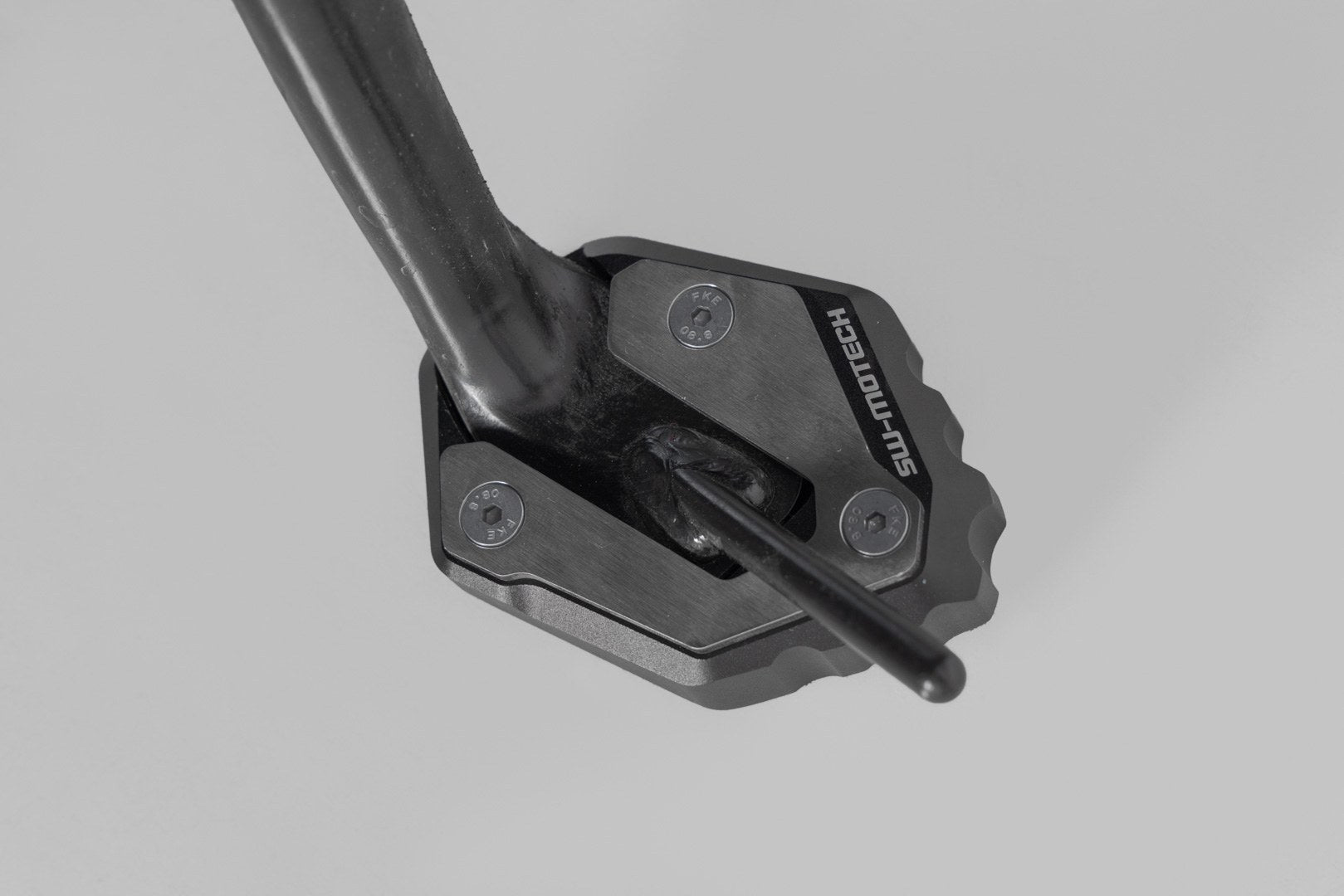 [STS.06.851.10000] Base maggiorata per cavalletto laterale Nero/Argento. Yamaha MT-09 (20-)/ XSR900 (21-).