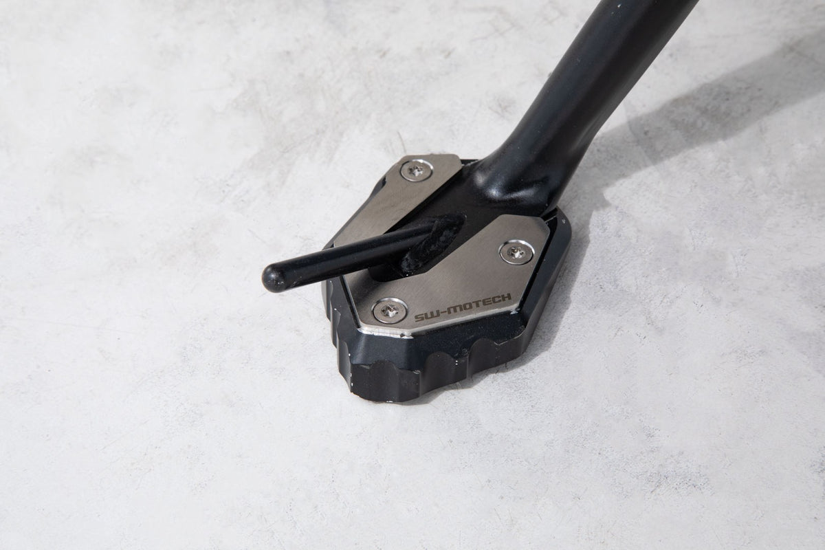 [STS.06.921.10000] Base maggiorata per cavaletto laterale Nero/Argento. Modelli Yamaha Tracer 9 (20-).