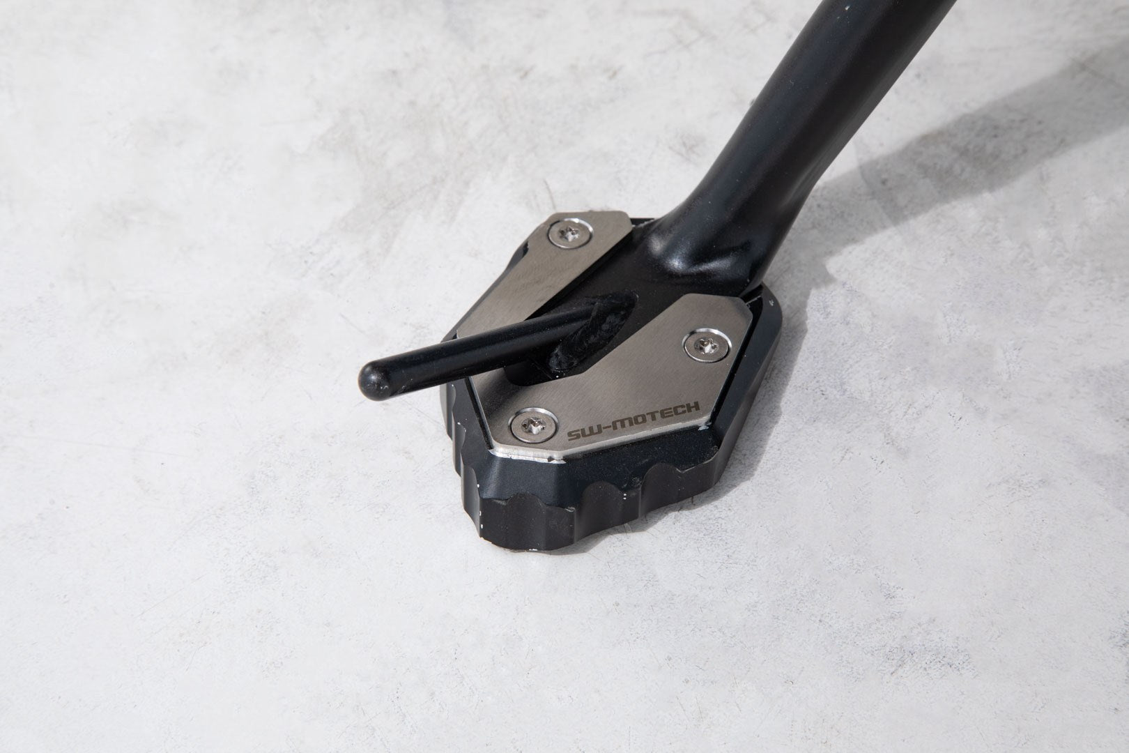 [STS.06.921.10000] Base maggiorata per cavaletto laterale Nero/Argento. Modelli Yamaha Tracer 9 (20-).